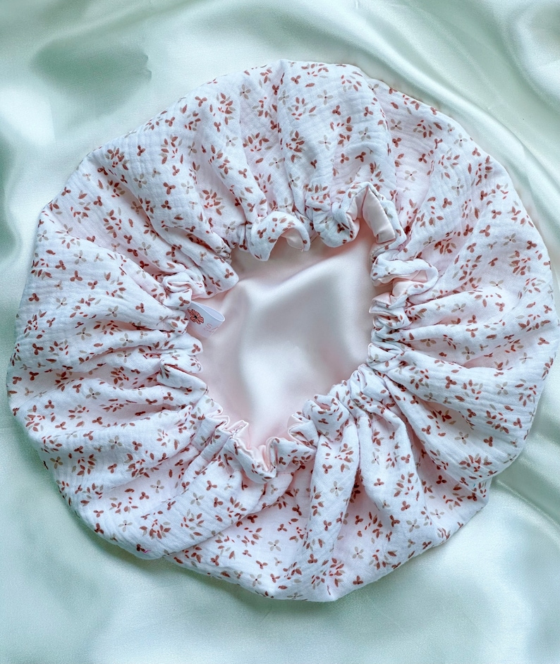 Bonnet réversible en gaze de coton et satin / bonnet de soin en satin /bonnet de nuit réversible fleur rose clair