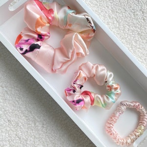 Chouchou printed in mulberry silk 22 Momme /22 Momme mulberry silk printed scrunchie /chouchou printed blue flower in natural silk