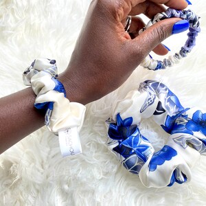 Chouchou imprimé en soie de mûrier 22 Momme /22 Momme mulberry silk printed scrunchie /chouchou imprimé fleur bleu en soie naturelle zdjęcie 4