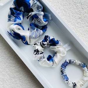 Chouchou printed in mulberry silk 22 Momme /22 Momme mulberry silk printed scrunchie /chouchou printed blue flower in natural silk