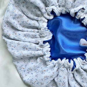 Bonnet réversible en gaze de coton et satin / bonnet de soin en satin /bonnet de nuit réversible fleur bleu