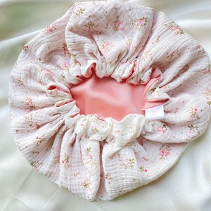 Bonnet réversible en gaze de coton et satin / bonnet de soin en satin /bonnet de nuit réversible fleur rose poudré