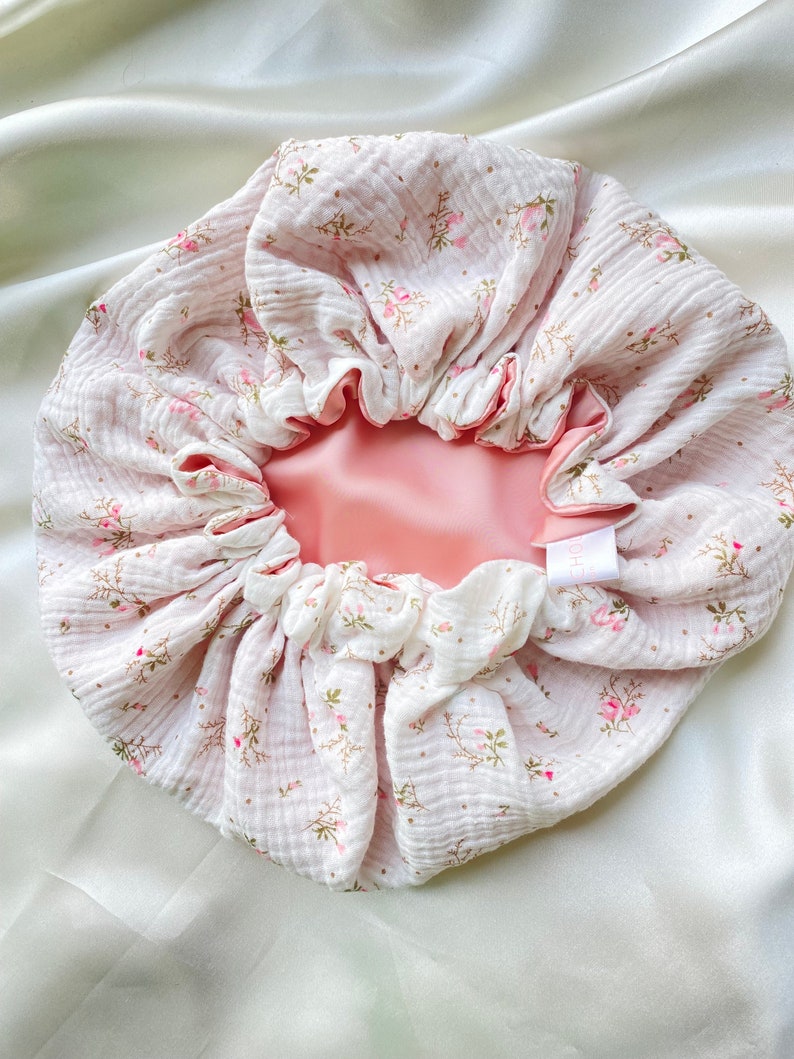 Bonnet réversible en gaze de coton et satin / bonnet de soin en satin /bonnet de nuit réversible fleur rose poudré