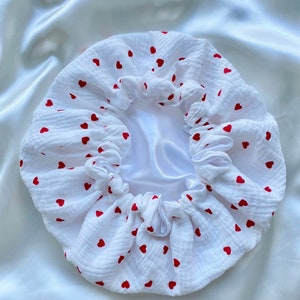 Bonnet réversible en gaze de coton et satin / bonnet de soin en satin /bonnet de nuit réversible coeur rouge ♥️