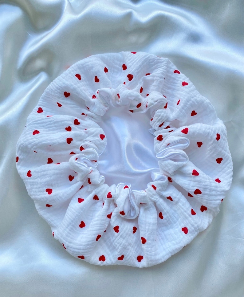 Bonnet réversible en gaze de coton et satin / bonnet de soin en satin /bonnet de nuit réversible coeur rouge ♥️