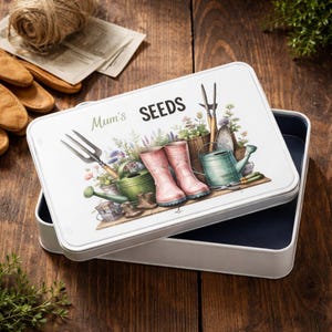 Caja metálica para guardar semillas de flores. Mantén tus semillas seguras. Personalízalas con tu abuela, tu mamá y más. Un regalo único.