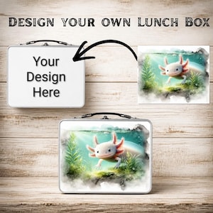 Puede incluir: Una fiambrera rectangular de metal con un gráfico personalizado de un ajolote rosa nadando bajo el agua entre plantas acuáticas verdes. La fiambrera tiene un asa negra y un marco blanco. El texto "DESIGN YOUR OWN LUNCH BOX" es visible.