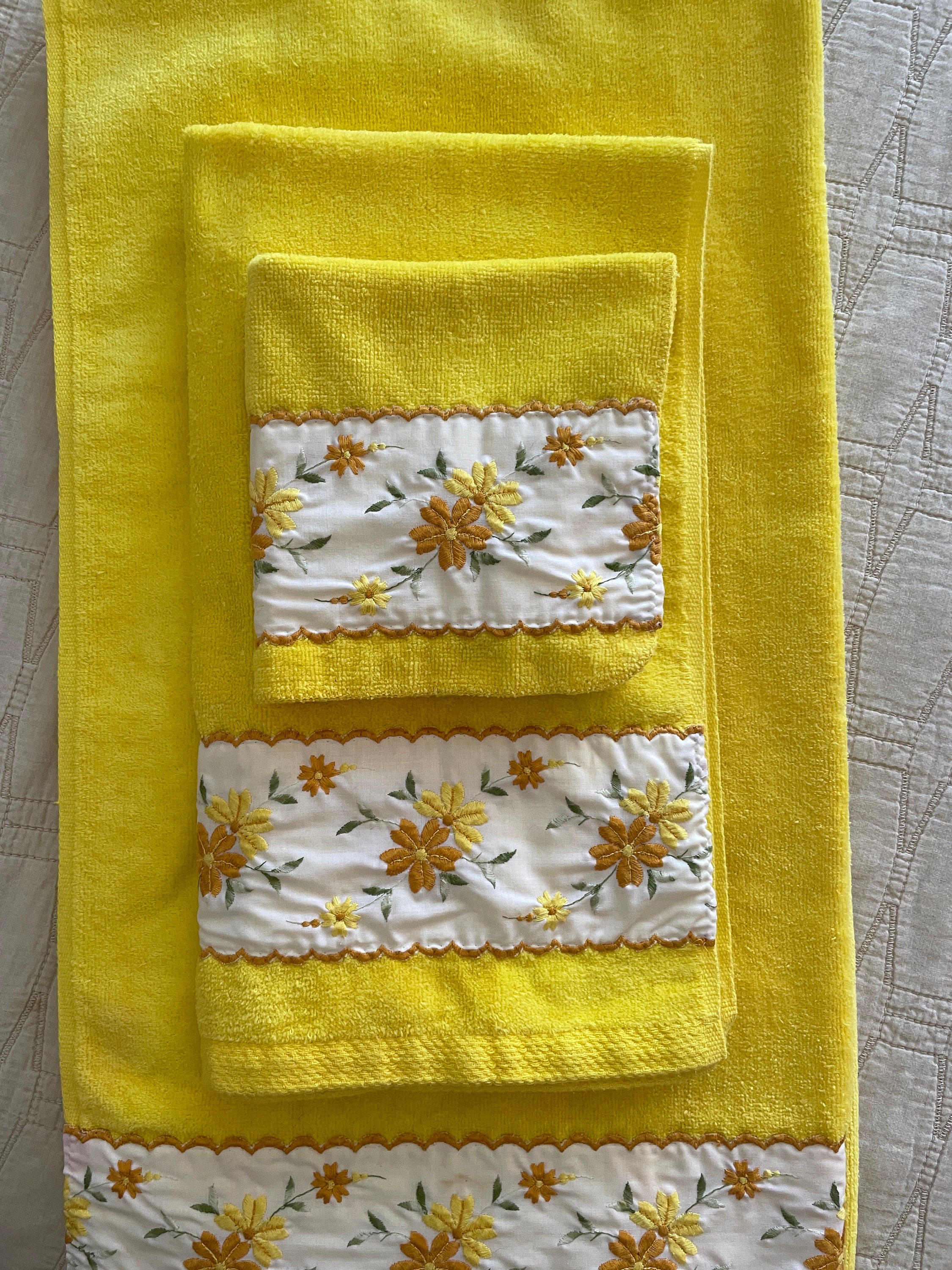 3 Piece Vintage Bath Towel Set Vintage Yellow Floral Bath Etsy