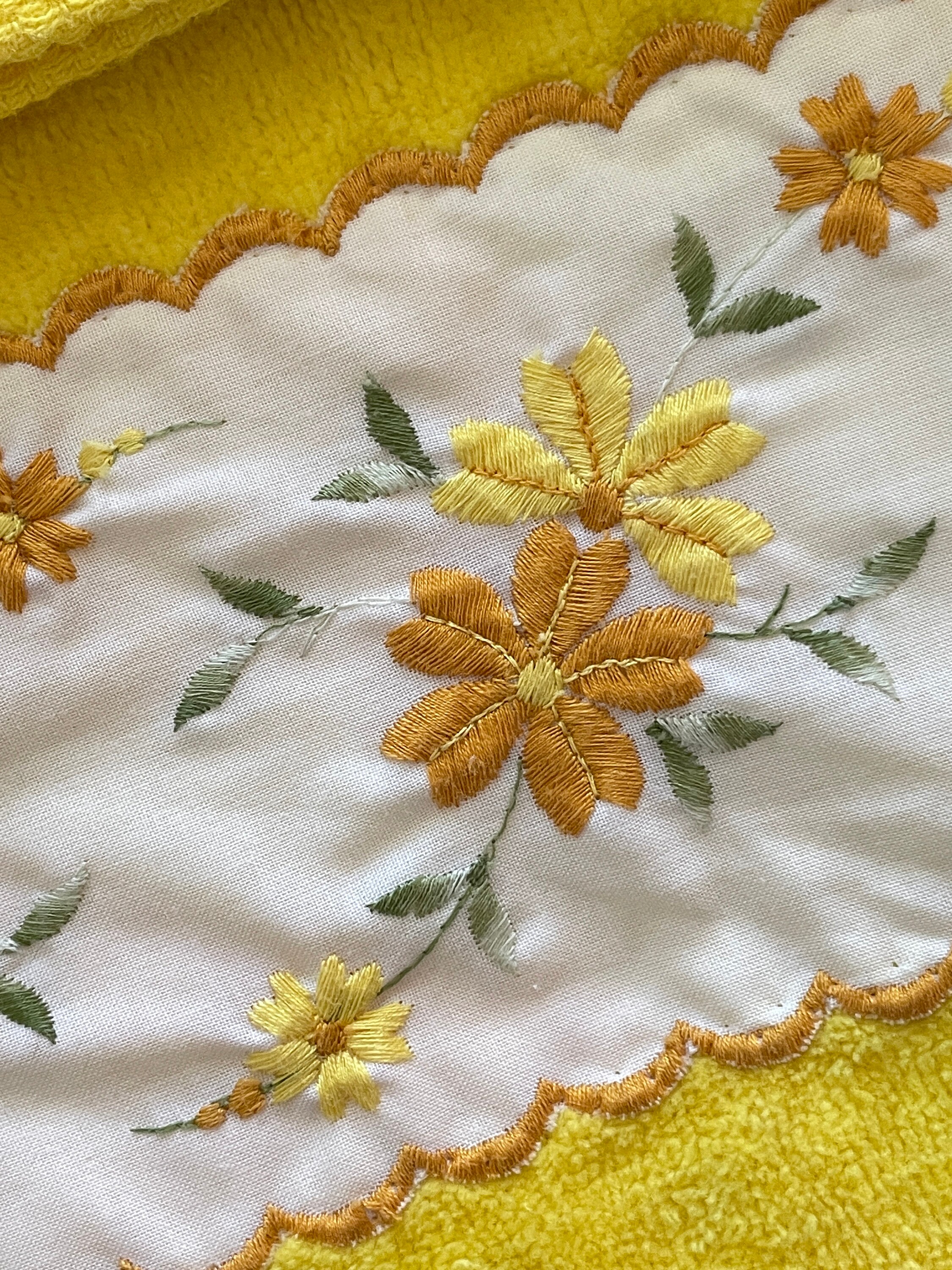 3 Piece Vintage Bath Towel Set Vintage Yellow Floral Bath Etsy