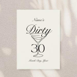 Könnte beinhalten: Eine cremefarbene Karte mit schwarzem Text und einer Strichzeichnung eines Martiniglases. Der Text lautet "Name's Dirty 30" über dem Glas und "Month Day, Year" darunter.