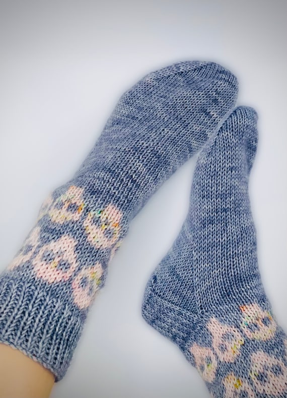 Colorwork sock knitting pattern Halloween themed socks - digital download - Skull socks, Halloween socks knitting pattern, socks with skulls