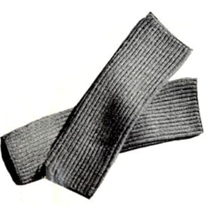 Puede incluir: Un par de calentadores de brazos de punto de canalé gris. Los calentadores de brazos están hechos de una tela suave y elástica, perfectos para mantener tus brazos calientes en invierno.
