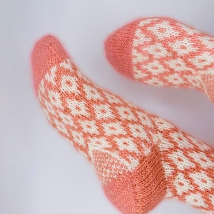 Colorwork sock knitting pattern, handknit socks pattern, socks with heel gusset and diamond motif - digital download