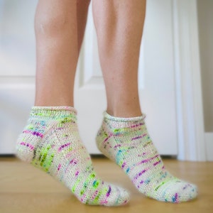 Easy ankle socks knitting pattern, rolled cuff short sock pattern - digital download - Hoppi Socks