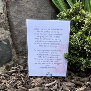 Carte commémorative sur la tombe, poème de deuil « Je me manque mais laisse-moi partir », À la mémoire d'un être cher, maman, papa à l'occasion de son anniversaire de décès ou de son anniversaire.