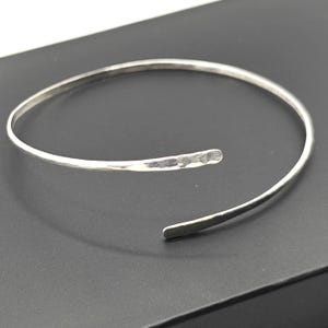 Delikatna bransoletka mankietowa, młotkowany otwarty mankiet ze srebra próby 925, minimalistyczna, cienka bransoletka typu stacking