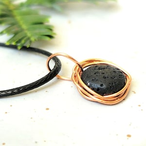 Koppartrådslindat lavapärldiffusorhalsband, bohemiska spirituella smycken, handgjort hängehalsband med snöre