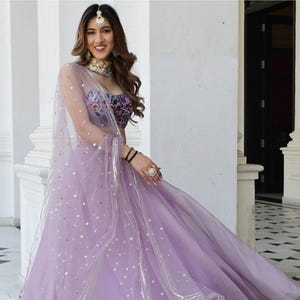 Lavendel lehenga choli met gota pattiwerk met resham en pailletten borduurwerk met Indiase sangeetfunctie en traditionele lehenga