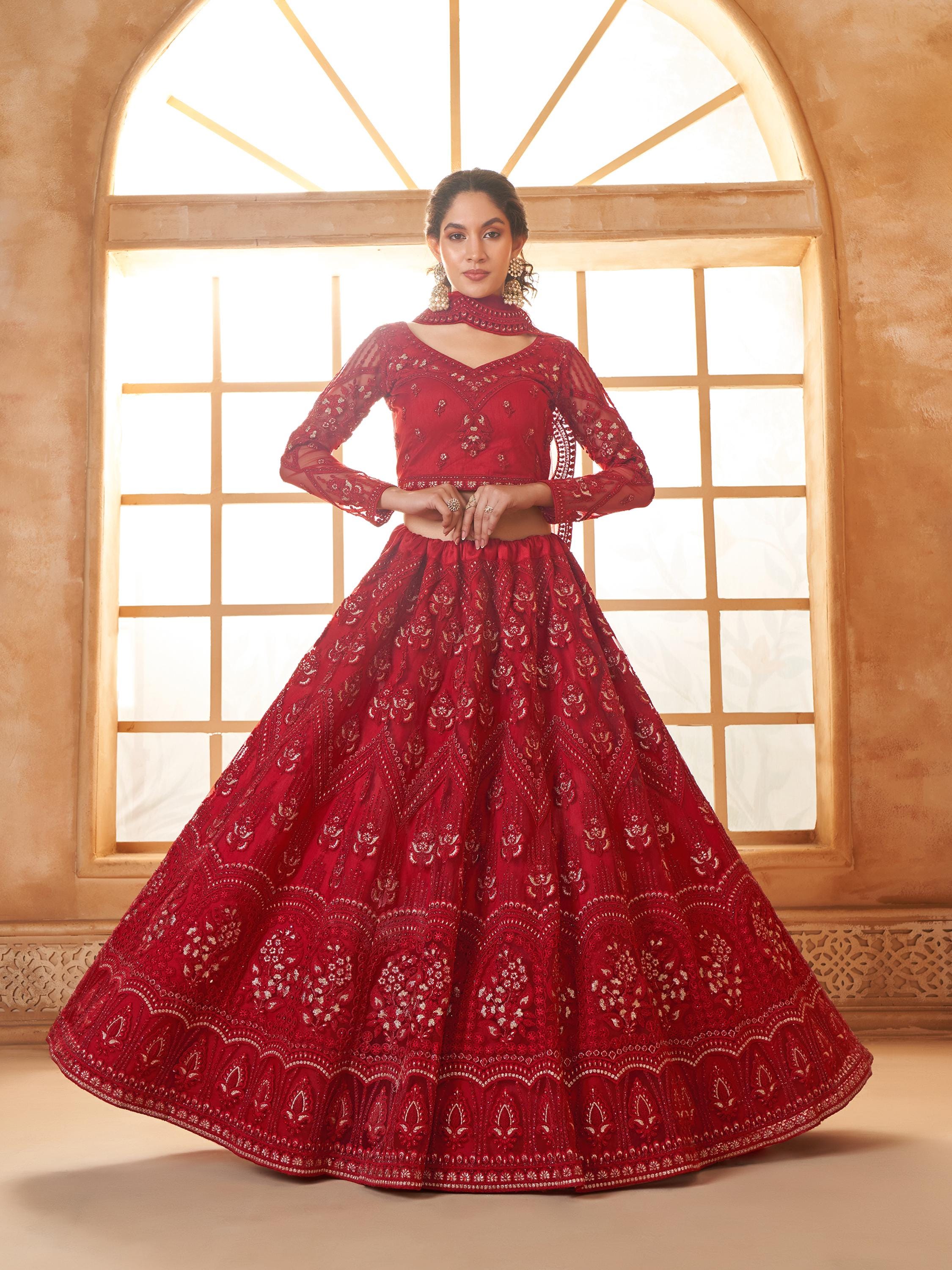 インドのブライダルドレス 息をのむほどに美しいスタイリッシュな刺繍ドレス。”NAEEM KHAN