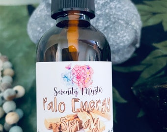 Peut inclure: Une bouteille en verre brun avec une étiquette blanche qui indique "Serenity Mystic Palo Energy Spray". L'étiquette comprend également les ingrédients : "eau de source, alcool, palo santo et huiles essentielles de frankincense, quartz de l'Himalaya". La bouteille a un vaporisateur noir et un poids net de 2 oz.