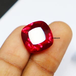 天然ピジョンブラッドレッドルビー 20.80カラット ルースジェムストーン クッションシェイプ ファセットカット ルビー ジュエリー製作 16x15x8mm リングサイズ 本物のレッドルビー ギフト用