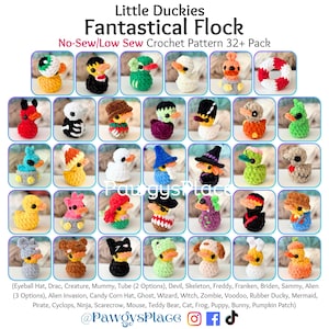 Peut inclure: Une collection de plus de 32 petites figurines de canards au crochet dans divers costumes, incluant squelette, sorcière, magicien et citrouille. Le texte indique Little Duckies Fantastical Flock No-Sew/Low Sew Crochet Pattern 32+ Pack et @PawgysPlace.