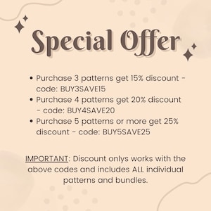 K&ouml;nnte beinhalten: Ein beiger Hintergrund mit braunem Text, der ein Sonderangebot f&uuml;r den Kauf von Mustern beschreibt. Der Text lautet: "Sonderangebot" und enth&auml;lt Details zu Rabatten f&uuml;r den Kauf von 3, 4 oder 5 oder mehr Mustern. Die Rabattcodes sind BUY3SAVE15, BUY4SAVE20 und BUY5SAVE25. Der Text besagt auch, dass der Rabatt nur mit den oben genannten Codes funktioniert und alle einzelnen Muster und B&uuml;ndel umfasst.
