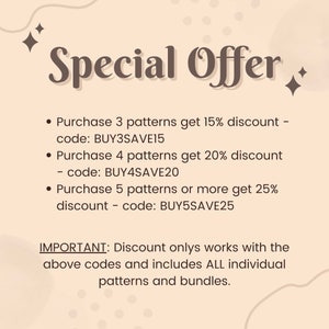 Op de afbeelding: Een beige achtergrond met bruine tekst die een speciale aanbieding beschrijft voor het kopen van patronen. De tekst luidt: "Speciale aanbieding" en bevat details over kortingen voor het kopen van 3, 4 of 5 of meer patronen. De kortingscodes zijn BUY3SAVE15, BUY4SAVE20 en BUY5SAVE25. De tekst vermeldt ook dat de korting alleen werkt met de bovenstaande codes en alle individuele patronen en bundels omvat.