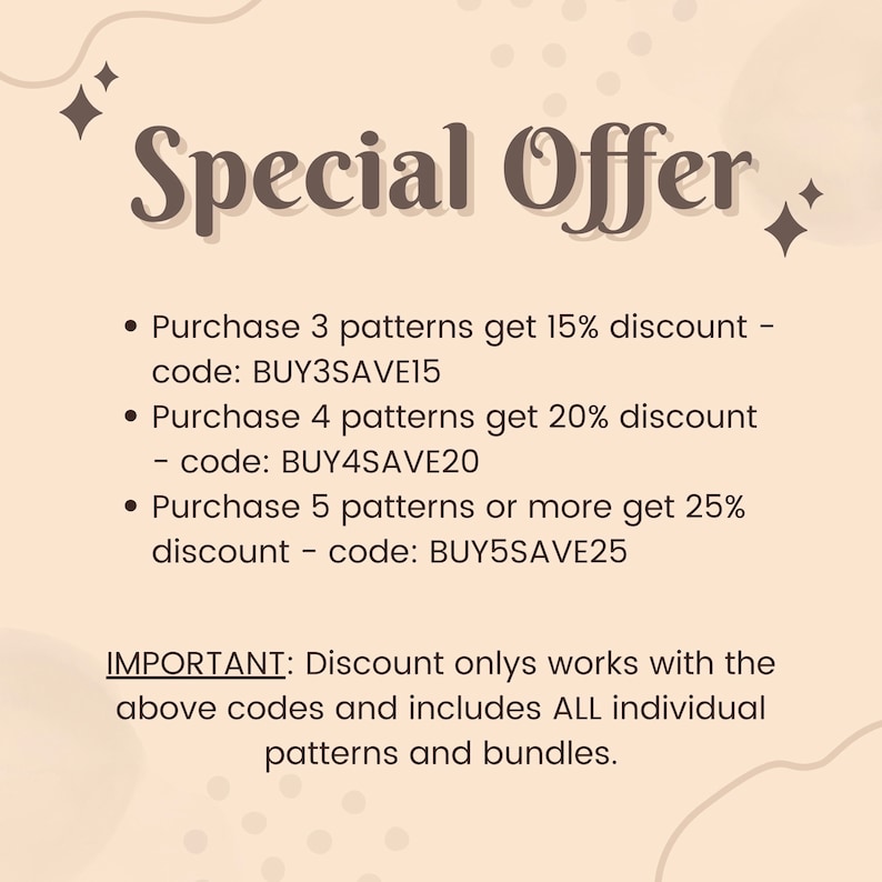 Op de afbeelding: Een beige achtergrond met bruine tekst die een speciale aanbieding beschrijft voor het kopen van patronen. De tekst luidt: "Speciale aanbieding" en bevat details over kortingen voor het kopen van 3, 4 of 5 of meer patronen. De kortingscodes zijn BUY3SAVE15, BUY4SAVE20 en BUY5SAVE25. De tekst vermeldt ook dat de korting alleen werkt met de bovenstaande codes en alle individuele patronen en bundels omvat.