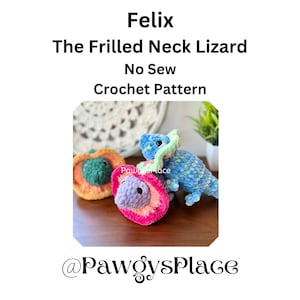 Peut inclure: Trois lézards en peluche crochetés, un bleu avec des volants verts, un orange avec des volants verts et un violet avec des volants roses. Les lézards sont sur une surface en bois. L'image comprend le texte "Felix The Frilled Neck Lizard No Sew Crochet Pattern @PawgysPlace".