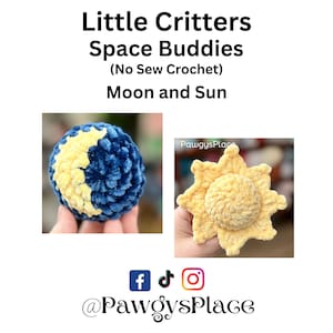 Könnte beinhalten: Ein Set aus zwei gehäkelten Plüschtieren, einem blauen Mond und einer gelben Sonne. Der Mond hat eine Sichelform mit einem gelben Stern darauf. Die Sonne hat eine Sternform. Die Spielzeuge sind aus weichem, flauschigem Garn gefertigt. Der Text "PawgysPlace" ist im Bild sichtbar.