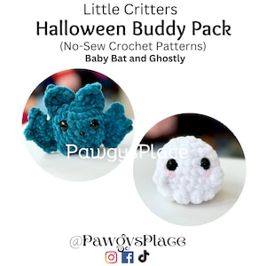 Könnte beinhalten: Ein Häkelmuster für ein Halloween-Kumpel-Paket mit einer türkisfarbenen Baby-Fledermaus und einem weißen Geist. Das Muster ist nahtlos und enthält Anweisungen für beide Charaktere. Das Bild enthält den Text "Little Critters Halloween Buddy Pack (No-Sew Crochet Patterns) Baby Bat and Ghostly" und "@PawgysPlace".