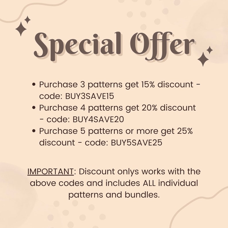 Pode incluir: Um fundo bege com texto castanho a descrever uma oferta especial para a compra de padr&otilde;es. O texto diz: "Oferta especial" e inclui detalhes sobre os descontos para a compra de 3, 4 ou 5 padr&otilde;es ou mais. Os c&oacute;digos de desconto s&atilde;o BUY3SAVE15, BUY4SAVE20 e BUY5SAVE25. O texto tamb&eacute;m indica que o desconto s&oacute; funciona com os c&oacute;digos acima e inclui todos os padr&otilde;es e pacotes individuais.