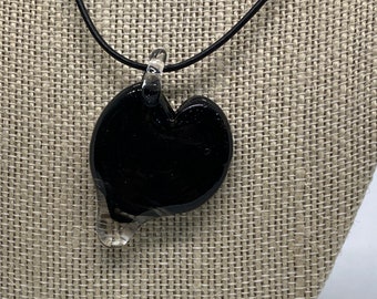 Ciondolo a forma di cuore in vetro unico nel suo genere