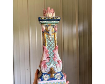 Suporte de pedestal vintage chinês em porcelana pintada à mão com motivos florais de lótus e detalhes dourados.