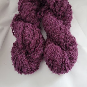 Pflaume, Boucle-Wollmischgarn Boucle Handgefärbtes Garn, voluminöses Boucle-Garn, leicht und voller Schlaufen, Alpakagarn, Wollgarn 100gr