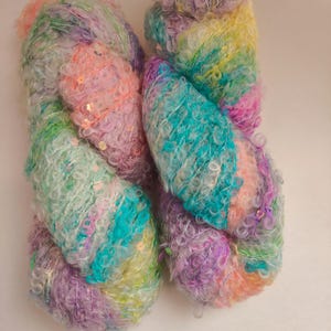 Pailletten-Schlingengarn – handgefärbtes Bouclé-DK-Garn, 100 g/220 m. Leicht und schlingenreich, regenbogenfarben handgefärbt – „Kiss me“. Ein tolles Garn für Handarbeiten.
