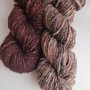 Weich gesponnen mit einer Twist-Wolle von 100 g/bunt, Aran-Gewicht, dünnes, dickes Wollmischgarn – Farbgebung „Nuts About You“.
