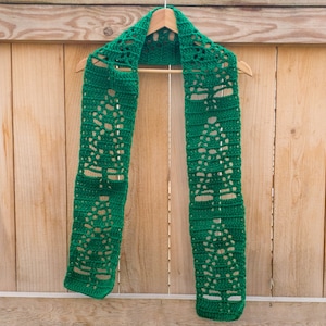 Yule Scarf Filet Crochet Pattern for Beginners, Do It Yourself Gift Idea Made With Red Heart Yarn