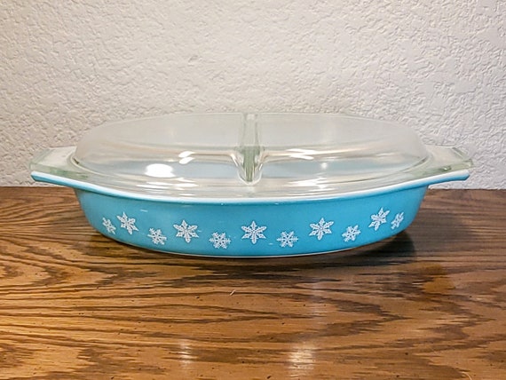 Vintage Pyrex Snowflake 1.5-quart Divided Dish With Matching Pyrex Glass Lid,  Turquoise Split Dish, Covered Dish 