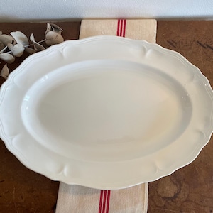 Plat oval ivoire SARREGUEMINES couleur crème terre de fer rare circa 1930 forme rohan bords chantournés - Antique French Vintage Ironstone