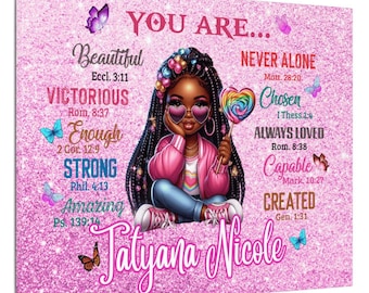 Arte murale su tela con affermazioni bibliche personalizzate: decorazione per la stanza con brillantini rosa, ragazza nera, tu sei le Scritture