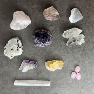 Paquete de cristales / Varita de selenita / Cuarzo rosa / Citrino / Regalo único / Cuarzo / Piedra lunar arcoíris / Racimo de amatista / 13 cristales
