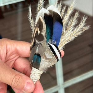Feather boutonnières