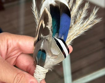 Feather boutonnières