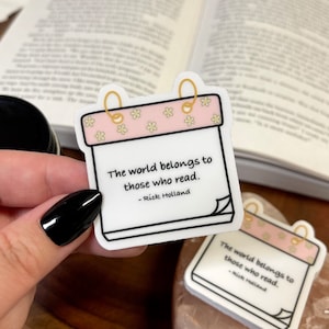 Sticker livre livre Le monde appartient à ceux qui lisent, citation d'amateur de livres, filles qui lisent, cadeau pour un rat de bibliothèque, accessoire mignon pour ordinateur portable