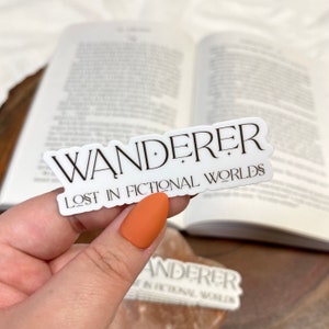 Lost in fictional worlds weißer Bücherwurm Vinyl Aufkleber, Kindle Hülle Aufkleber, wasserfester niedlicher Laptop und Auto Aufkleber, Book Merch für Leser