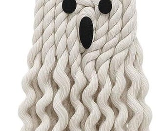 Puede incluir: Decoración de fantasma de Halloween hecha a mano. El fantasma está hecho de cuerda blanquecina con una cabeza redonda y un cuerpo ondulado. Tiene tres ojos circulares negros y una boca ovalada negra. Se adjunta una cuerda negra para colgar.