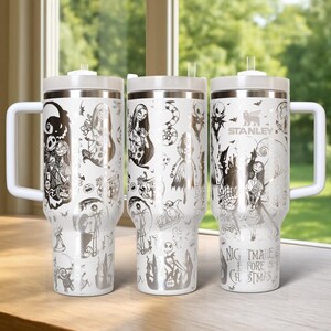 Puede incluir: Una taza de cer&aacute;mica blanca con un asa negra y el texto "But First, Coffee" en negrita negra. La taza se encuentra sobre un fondo neutro, resaltando su dise&ntilde;o simple.