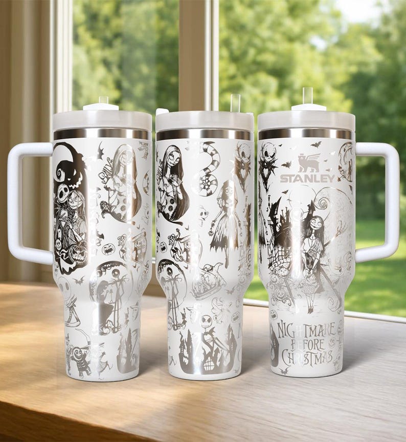 Puede incluir: Una taza de cer&aacute;mica blanca con un asa negra y el texto "But First, Coffee" en negrita negra. La taza se encuentra sobre un fondo neutro, resaltando su dise&ntilde;o simple.